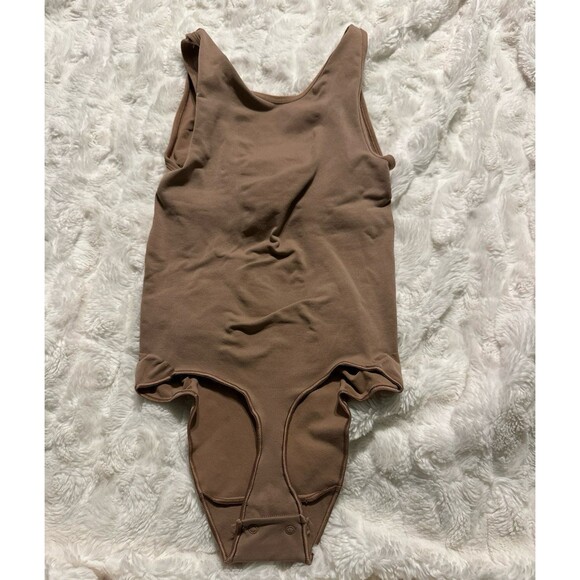 SKIMS SEAMLESS SCULPT SCOOP NECK THONG BODYSUIT - Picture 6 of 6